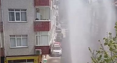 İstanbul - Ataşehir'de İSKİ çalışması sırasında su borusu patladı, fışkıran suyun yüksekliği 3 katlı binayı geçti