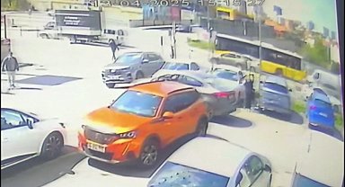 İstanbul - Ataşehir'de motosiklet yayaya çarptı; o anlar kamerada