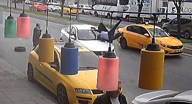 İstanbul- Avcılar'da otomobilin çarptığı yaya ağır yaralandı; kaza kamerada