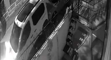 İstanbul -Avcılar'da park halindeki 8 araca çarpıp kaçtı