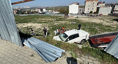 İstanbul- Avcılar'da sürücüsünün hakimiyetini kaybettiği kamyonet arsaya düştü