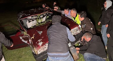İstanbul- Avcılar'da sürücüsünün kontrolünü kaybettiği otomobil yaklaşık 4 metre yükseklikten düştü