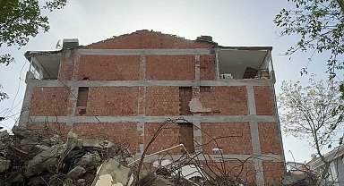 İstanbul - Avcılar'da yıkım sırasında yan binanın duvarı olmayan 2 odası ortaya çıktı