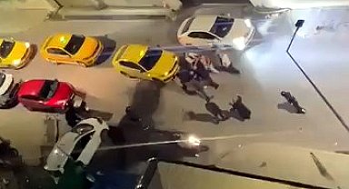 İstanbul - Avcılar'da yurt önünde taksici öğrenci kavgası kamerada