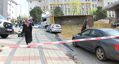 İstanbul- Bağcılar'da hafriyat kamyonu otomobilin üzerine devrildi