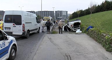 İstanbul - Bakırköy'de servis minibüsünün karıştığı zincirleme kaza: 5 yaralı Ek görüntülerle geniş haber