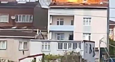 İstanbul - Başakşehir'de 2 katlı binanın çatısında yangın - 2 la