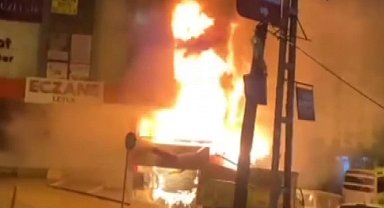 İstanbul- Başakşehir'de 4 katlı iş merkezinde yangın; 6 iş yeri ile 2 araç kullanılamaz hale geldi