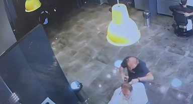 İstanbul - Başakşehir'de müşterinin depremde yarım kalan saç tıraşı bahçede tamamlandı