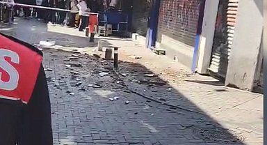 İstanbul - Beşiktaş Çarşı'da 4 katlı binanın çatısından kopan parçalar caddeye düştü