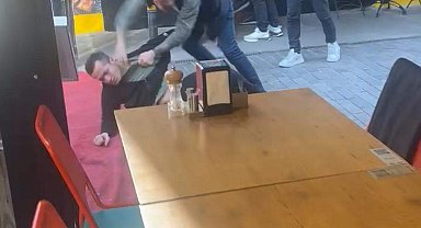 İstanbul - Beşiktaş'da komşu iki esnafın sokak ortasında kavgası kamerada