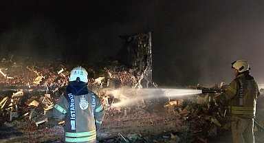 İstanbul- Beykoz'da 6 ton çilek yüklü TIR alev alev yandı