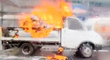 İstanbul- Beylikdüzü'nde seyir halindeki kamyonet alev alev yandı