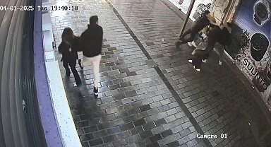 İstanbul - Beyoğlu'nda kadının darbedildiğini gören bekçi şüpheliyi bacağından silahla vurdu