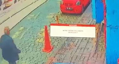 İstanbul - Beyoğlu'nda yolda yürürken kalp krizi geçirip hayatını kaybetti; o anlar kamerada