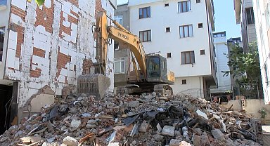 İstanbul - Bina yıkımı sırasında mahallenin internet kabloları koptu, 1 binada hasar oluştu