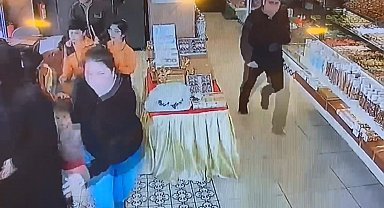 İstanbul- Depremde canını hiçe sayıp bayılan müşteriyi kurtardı