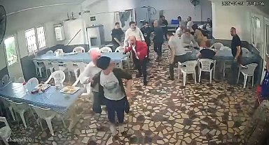 İstanbul- Depreme yemekhanede yakalandılar; bir işçi bayılırken bir kişi yemek yemeye devam etti