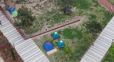 İstanbul- Depremin ardından vatandaşlar geceyi çadırlarda geçirdi