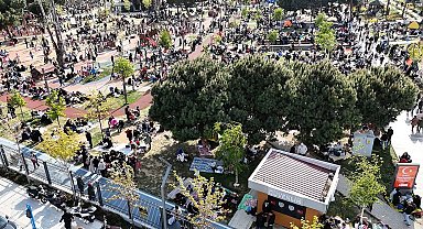 İstanbul- Depremin ardından Zeytinburnu Millet Bahçesi'ndeki yoğunluk havadan görüntülendi Düzeltme