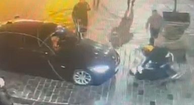 İstanbul - Derbi için Taksim'e gelen taraftar hızlı araç süren sürücüyü bıçakladı; o anlar kamerada