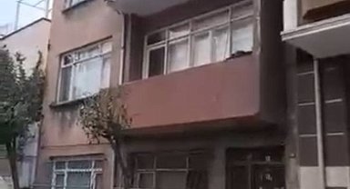 İstanbul - Esenler'de binanın çatısındaki beton parçalar yola düştü
