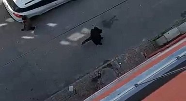 İstanbul - Esenler'de motosikletliye çarpıp kaçan otomobil sürücüsü, durdurulunca bıçak çekti