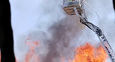 İstanbul- Esenyurt'ta 4 katlı binanın çatısında çıkan yangın söndürüldü