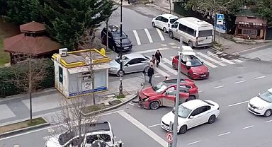 İstanbul - Esenyurt'ta kaza yapan sürücü diğer aracın camına tekme attı, kapıyı açıp sürücüye saldırmaya çalıştı