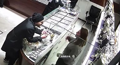 İstanbul- Esenyurt'ta kuyumcudan 535 bin lira değerinde 7 bilezik çalan şüpheli kamerada