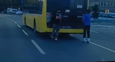 İstanbul - Fatih'te İETT otobüsüne tutunarak giden patencilerin tehlikeli yolculuğu kamerada