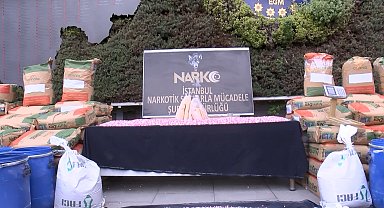 İstanbul- İstanbul'da 16 şüphelinin yakalandığı operasyonda ele geçirilen uyuşturucular emniyette sergilendi