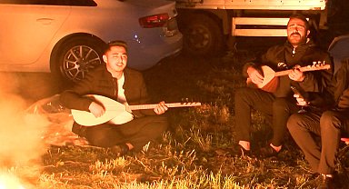 İstanbul - İstanbul'da depremin ardından 3'ncü gece; ateş başında bağlama çalıp türkü söylediler