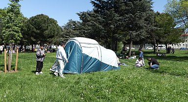 İstanbul - İstanbul'da evlerine dönmekten çekinenler yeşil alanlarda çadır kurdu