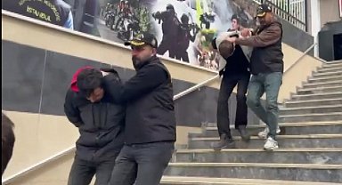 İstanbul- İstanbul'da kendilerini polis olarak tanıtıp profesörü dolandırdılar