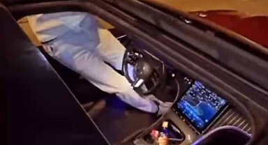 İstanbul- Kadıköy'de camından sarktığı otomobili ayağıyla kontrol etti; yolcular dans etti