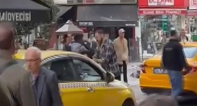 İstanbul- Kadıköy'de kavga ettiği taksiciye bıçak çekti, ardından taksinin camını kırdı