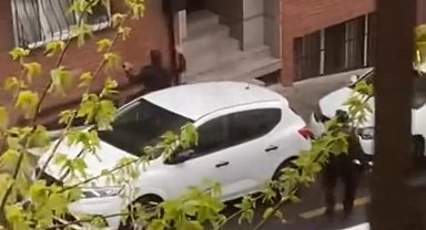 İstanbul - Kağıthane'de komşularının evine taşlarla saldırdılar; polisin yanında da birbirlerine girdiler