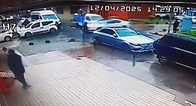 İstanbul- Küçükçekmece'de kazaya karışan otomobil kaldırımdaki yayaya çarptı; kaza kamerada