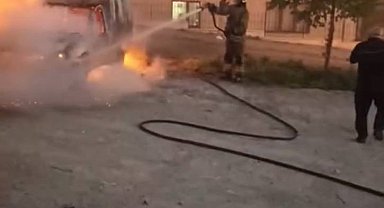 İstanbul - Küçükçekmece'de park halindeki hafif ticari araç yandı