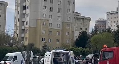 İstanbul - Küçükçekmece'de sürücüsünün direksiyon hakimiyetini kaybettiği otomobil takla attı