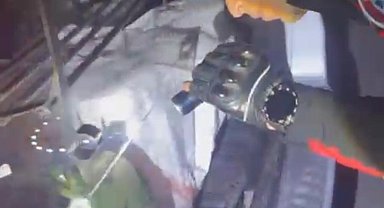 İstanbul - Maslak'ta polis uygulamasında piton ve zehirli Mısır yılanları ele geçirildi; o anlar kamerada