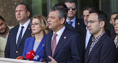 İstanbul- Özgür Özel'den Sırrı Süreyya Önder'in tedavi gördüğü hastaneye ziyaret