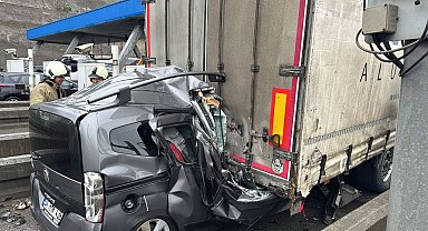 İstanbul - Pendik'te gişelerde hafif ticari araç TIR'ın altına girdi: 1 ölü - 3 Ek görüntü ve bilgilerle