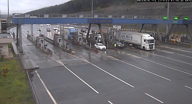 İstanbul- Pendik'te gişelerde hafif ticari aracın TIR'ın altına girdiği kazanın görüntüsü ortaya çıktı