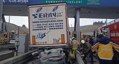 İstanbul - Pendik'te otomobil TIR'ın altında girdi: Yaralılar var Ek görüntü