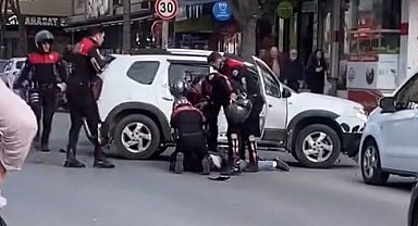 İstanbul - Polisin 'Dur' ihtarına uymayan sürücü Esenyurt'tan Avcılar'a kadar kaçtı, polisler aracın camlarını kırarak şüpheliyi etkisiz hale getirdi
