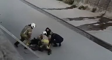 İstanbul - Sancaktepe'de fotoğraf çektirmek isterken sulama kanalına düşen çocuğu itfaiye kurtardı