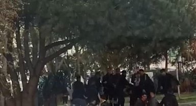 İstanbul- Sarıyer'de parkta 2 grup arasında tekme tokat kavga kamerada