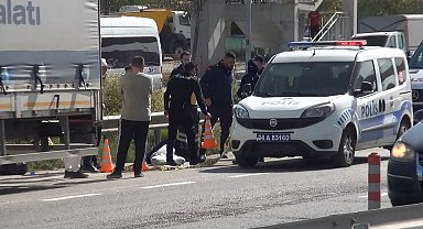 İstanbul- Silivri'de emniyet şeridinde beklerken geri manevra yapan TIR çarptı